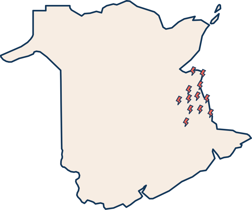 Carte stylisée du Nouveau-Brunswick avec des icônes d’éclairs représentant les municipalités desservies par le programme dans la Grande région de Kent. Les icônes sont regroupées dans l’est de la province, indiquant les zones de service.